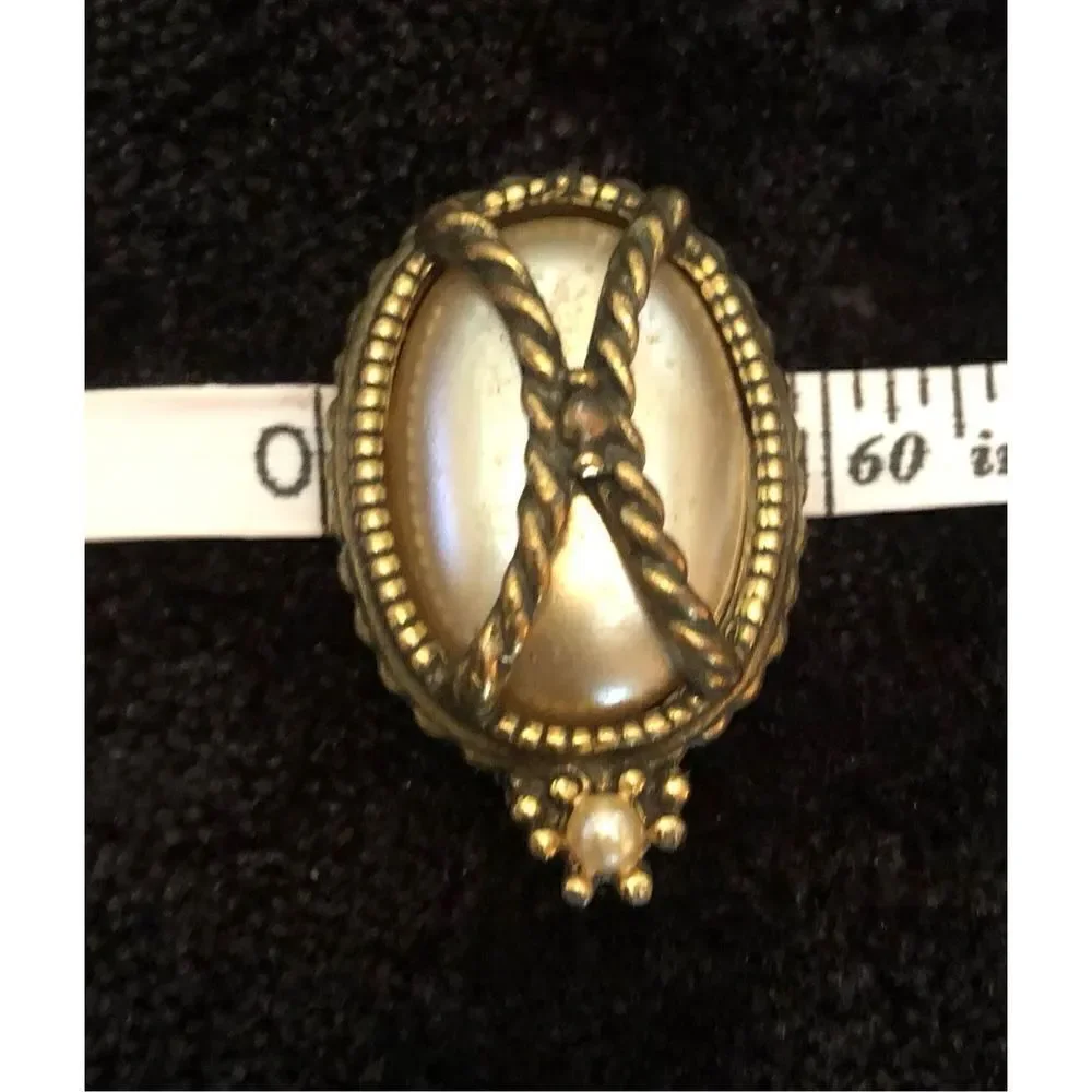 REGAL - 🎉HPx2 🎉 Vintage Regal Gothic-Style Oval Faux Pearl Chunky Clip-Ons